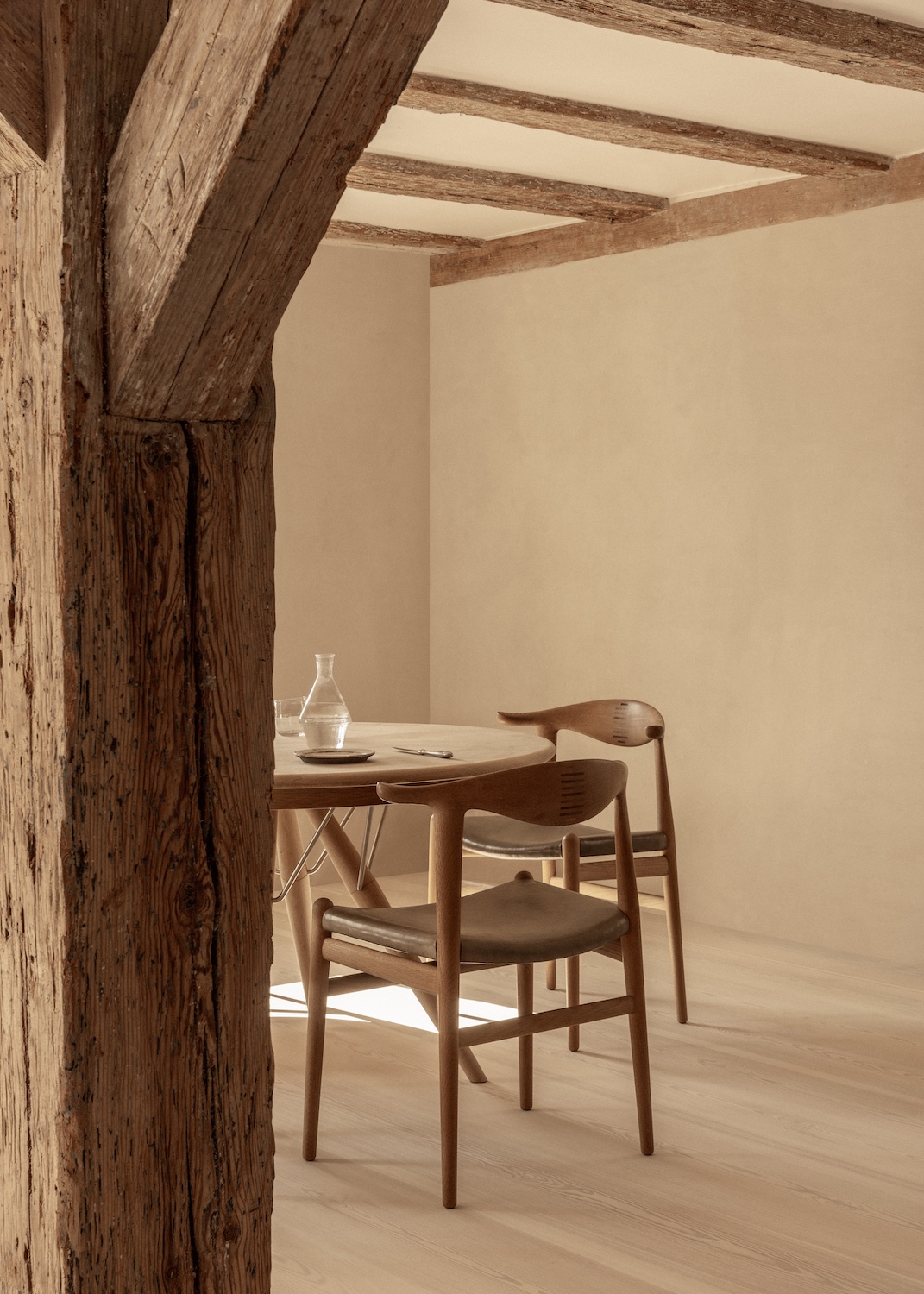 pp_mobler_wegner_pp505_cow_horn_chair_oak_oil_pp75_stayed_table_oak_soap_lifestyle-3