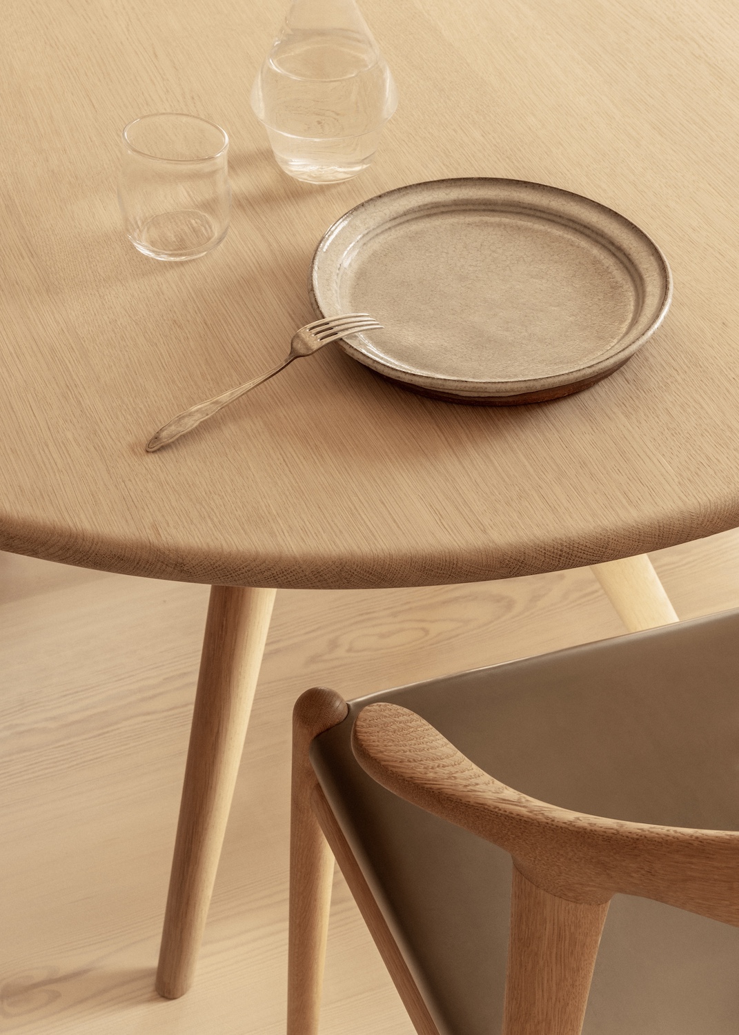 pp_mobler_wegner_pp505_cow_horn_chair_oak_oil_pp75_stayed_table_oak_soap_lifestyle-4