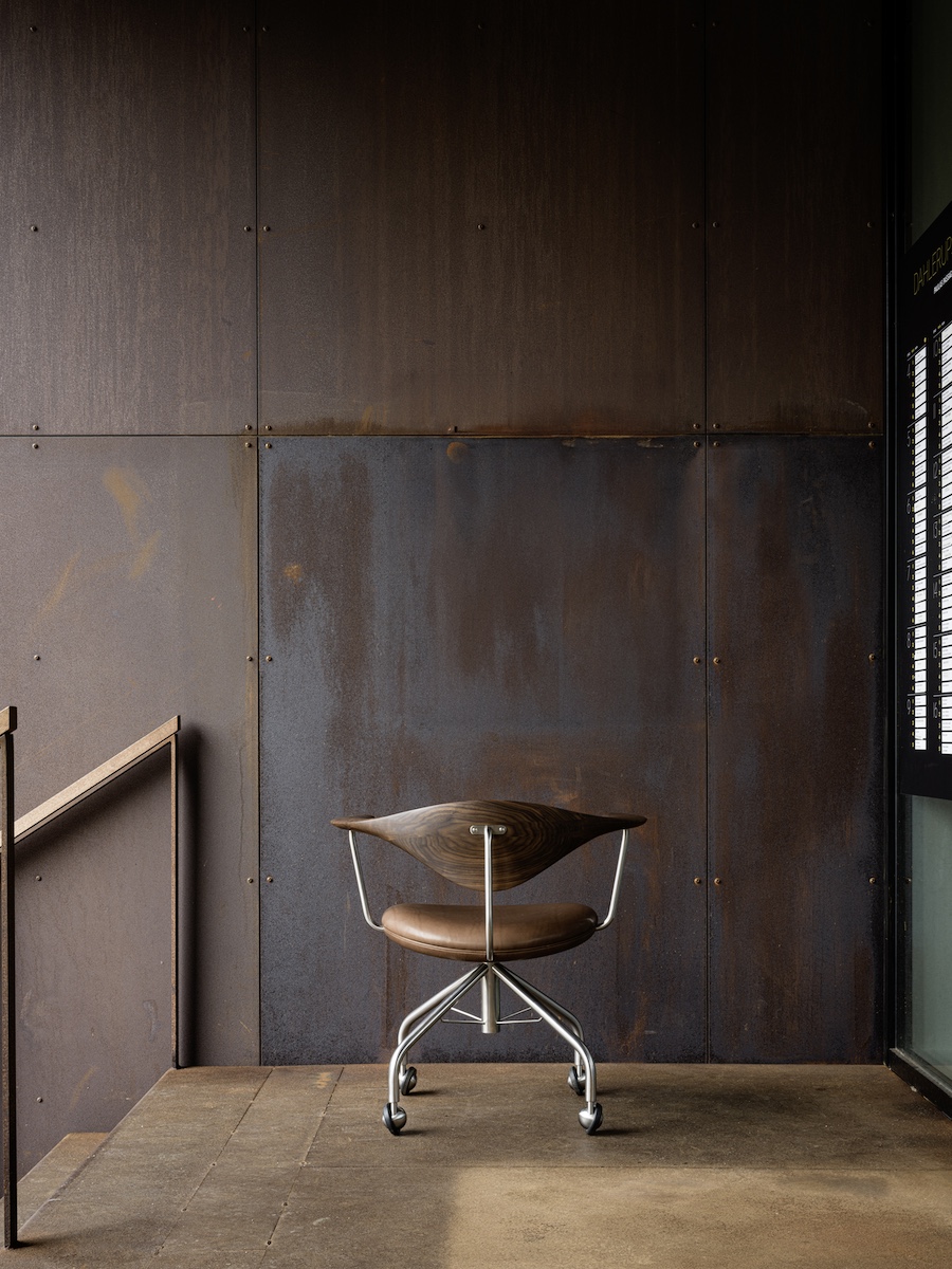 pp_mobler_wegner_pp502_swivel_chair_walnut_lifestyle-2