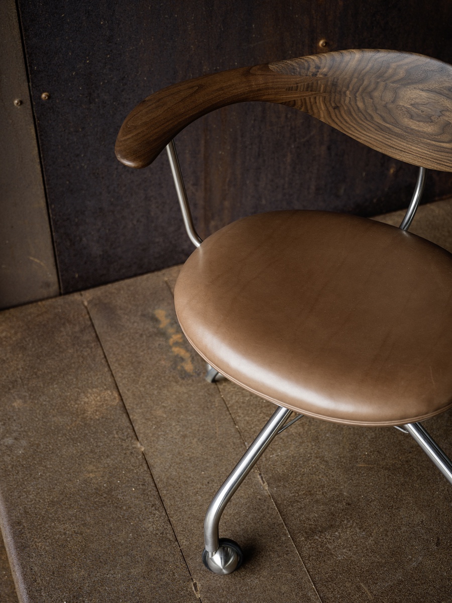 pp_mobler_wegner_pp502_swivel_chair_walnut_lifestyle-3