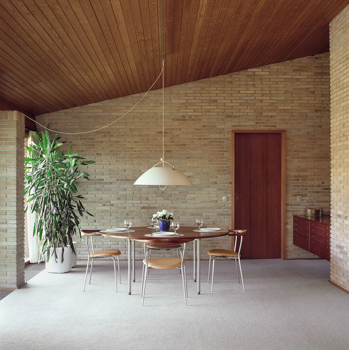 pp_mobler_wegner_pp701_minimal_chair_lifestyle-1