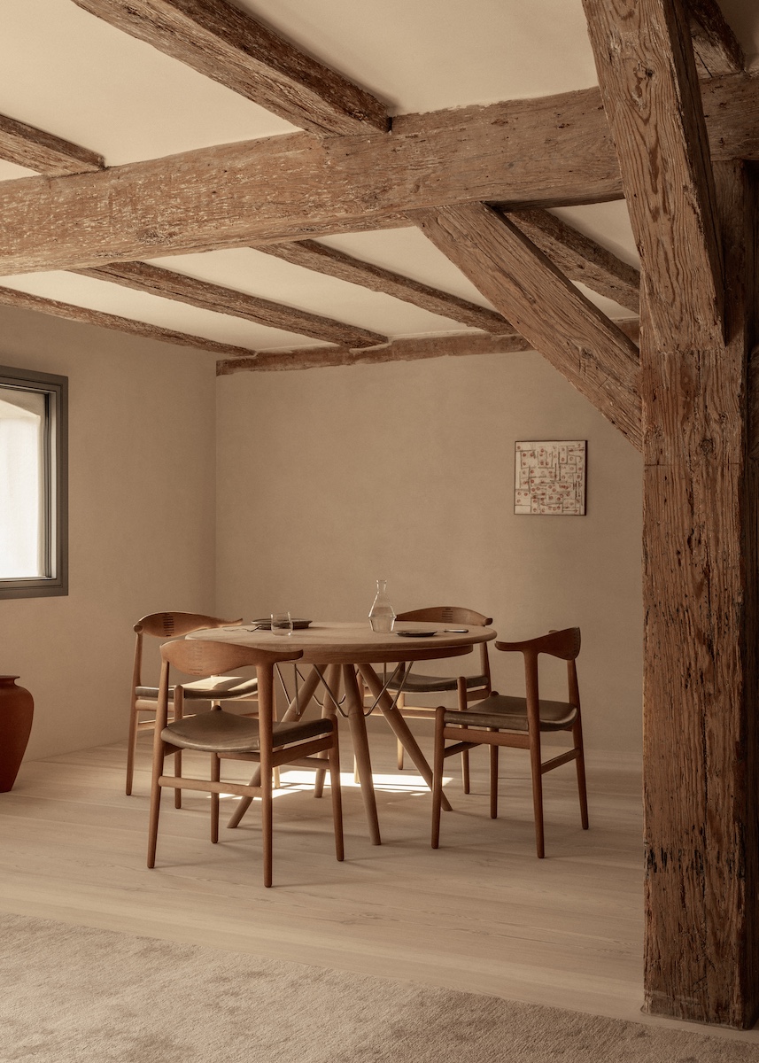 pp_mobler_wegner_pp505_cow_horn_chair_lifestyle-1