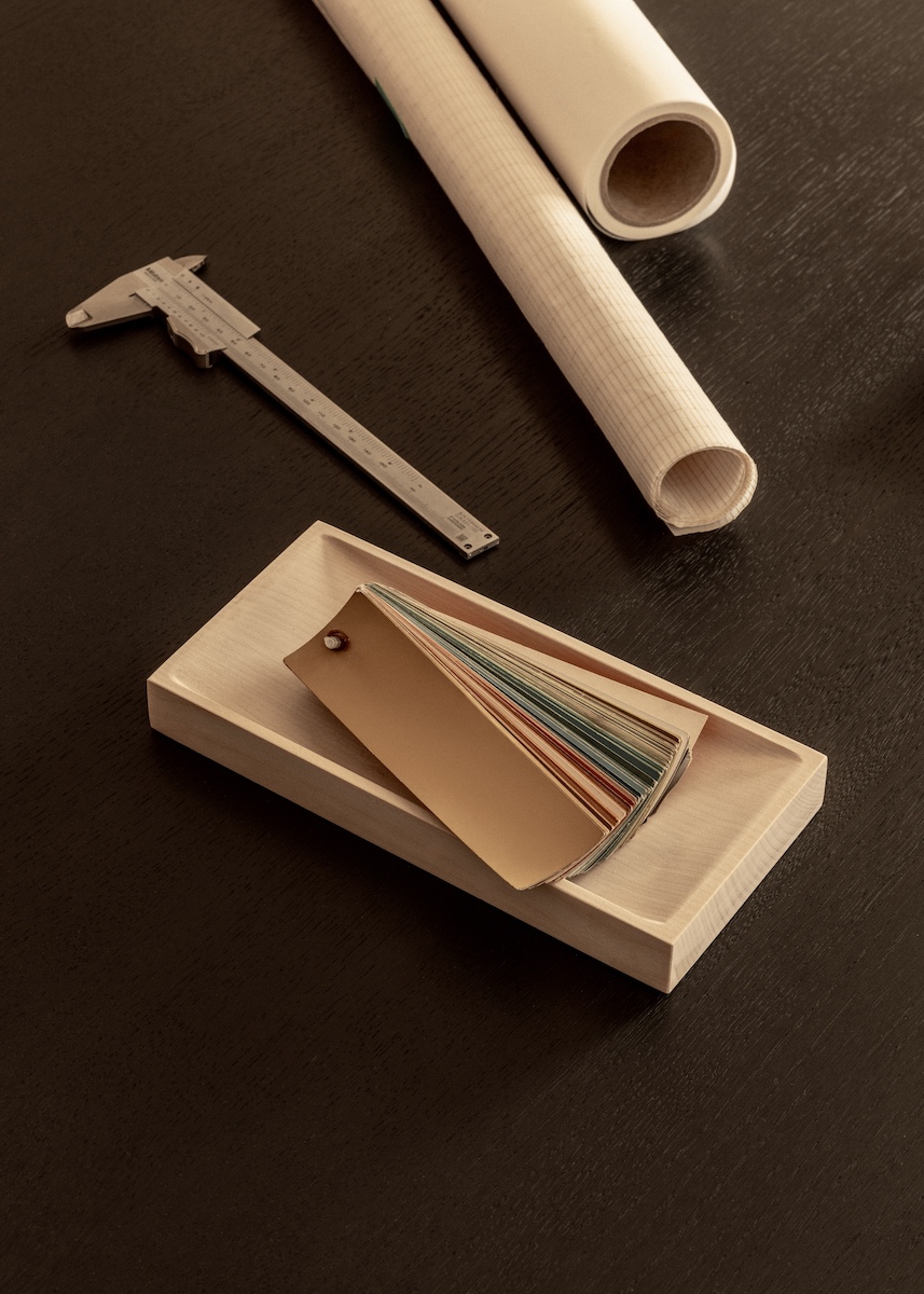 pp_mobler_jorgen_hoj_pp970_wooden_tray_maple_lifestyle-1