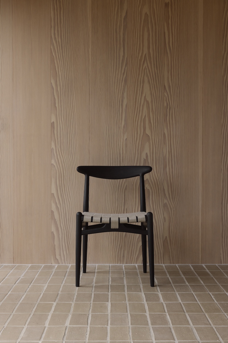 pp_mobler_wegner_pp101_oak_tannictint_lifestyle-1