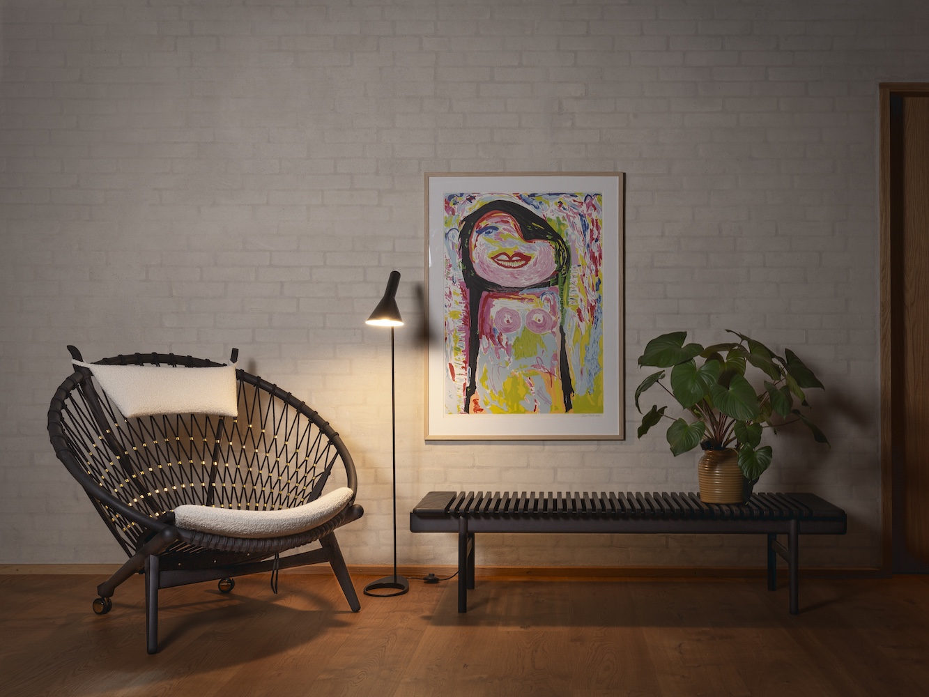 pp_mobler_wegner_pp130_circle_chair_tannic_tint_black_lifestyle-1