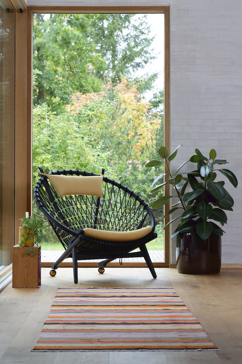 pp_mobler_wegner_pp130_circle_chair_tannic_tint_black_lifestyle-2