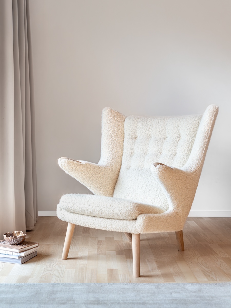 pp_mobler_wegner_pp19_papa_bear_chair_oak_dedar_lifestyle-1