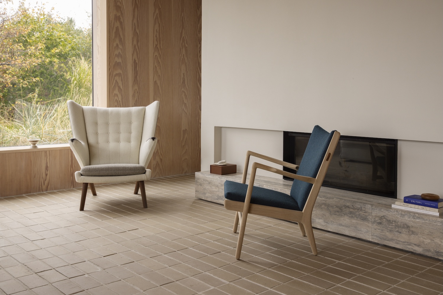 pp_mobler_wegner_pp19_papa_bear_chair_papa_bear_chair_walnut_blans_01-100_10-103_pp16_oak_soap_blans_toto_03-240_lifestyle-2