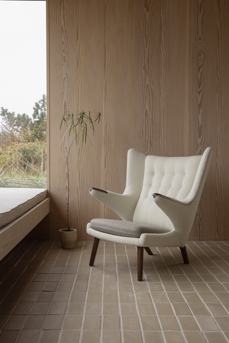 pp_mobler_wegner_pp19_papa_bear_chair_walnut_blans_01-100_10-103_lifestyle-1