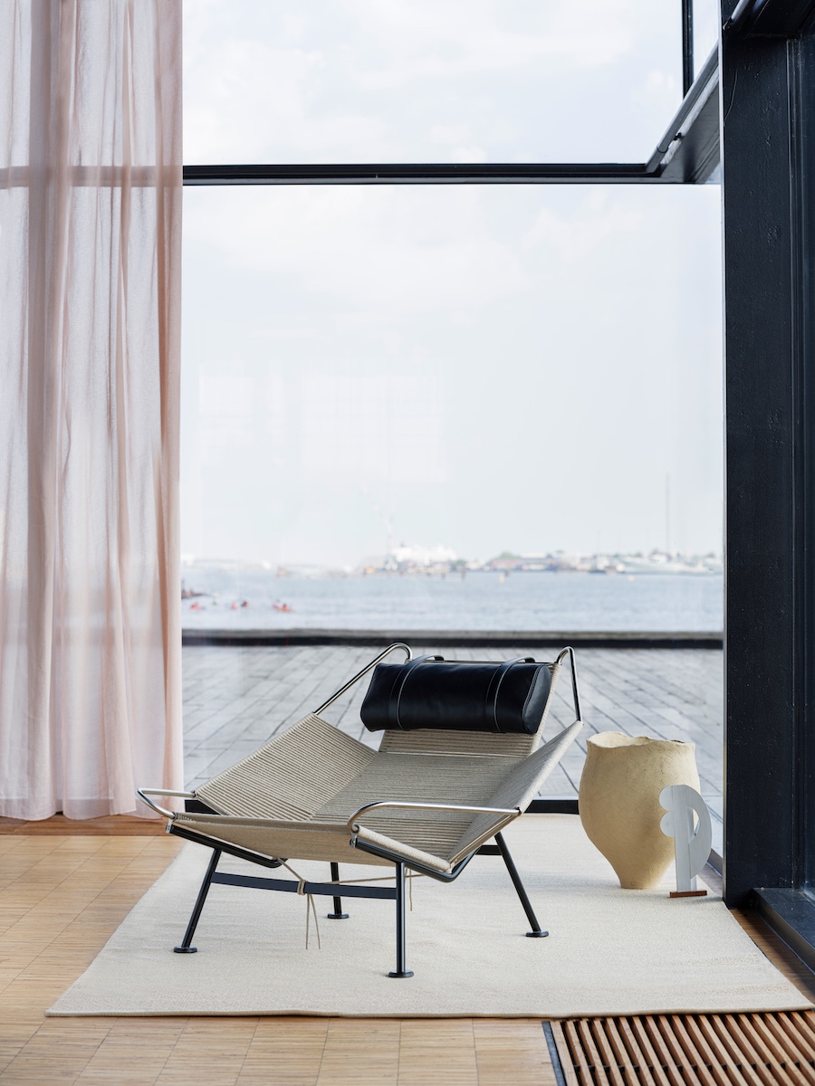 pp_mobler_wegner_pp225_flag_halyard_chair_black_lifestyle-1
