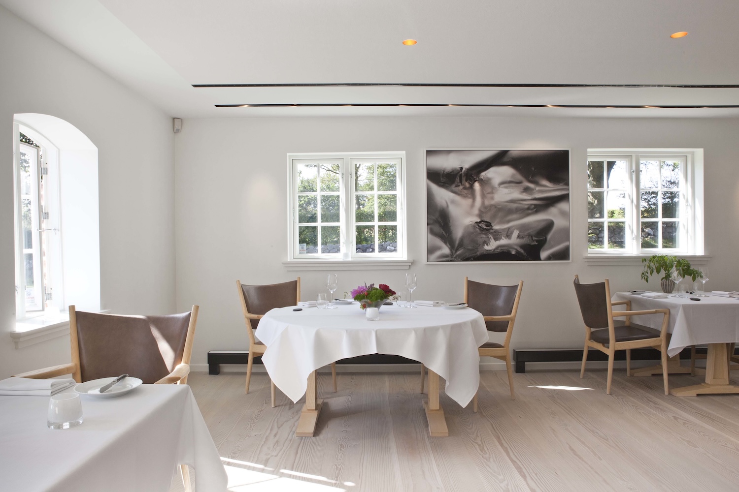 pp_mobler_wegner_pp240_conference_chair_hennekirkeby_reference-8