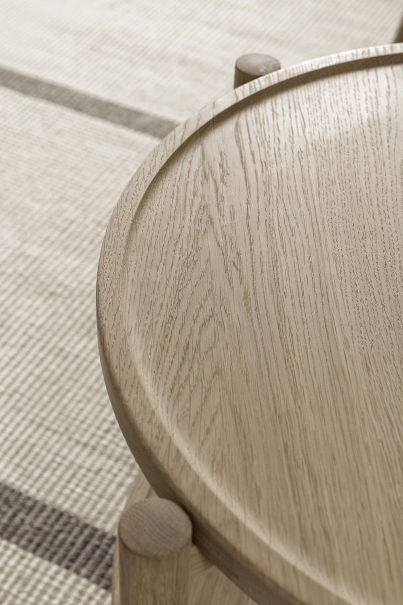 pp_mobler_wegner_pp35_tray_table_oak_soap_lifestyle-2