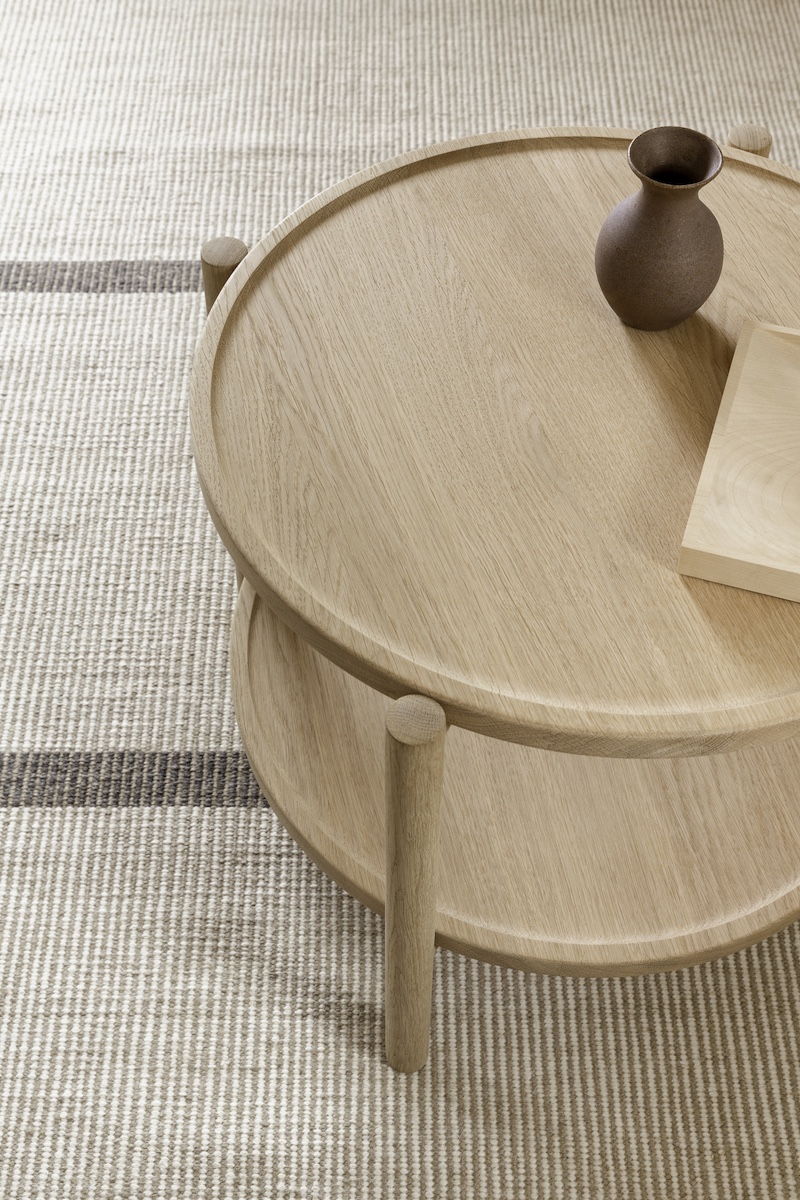 pp_mobler_wegner_pp35_tray_table_oak_soap_lifestyle-3