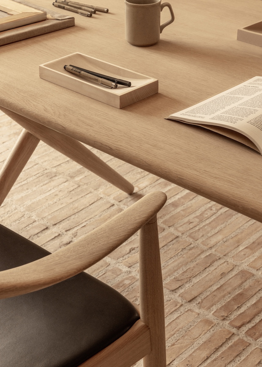 pp_mobler_wegner_pp503_round_chair_oak_soap_elegance_20198_pp85_cross_legged_table_oak_soap_jorgen_hoj_pp970_wooden_tray_maple_lifestyle-1