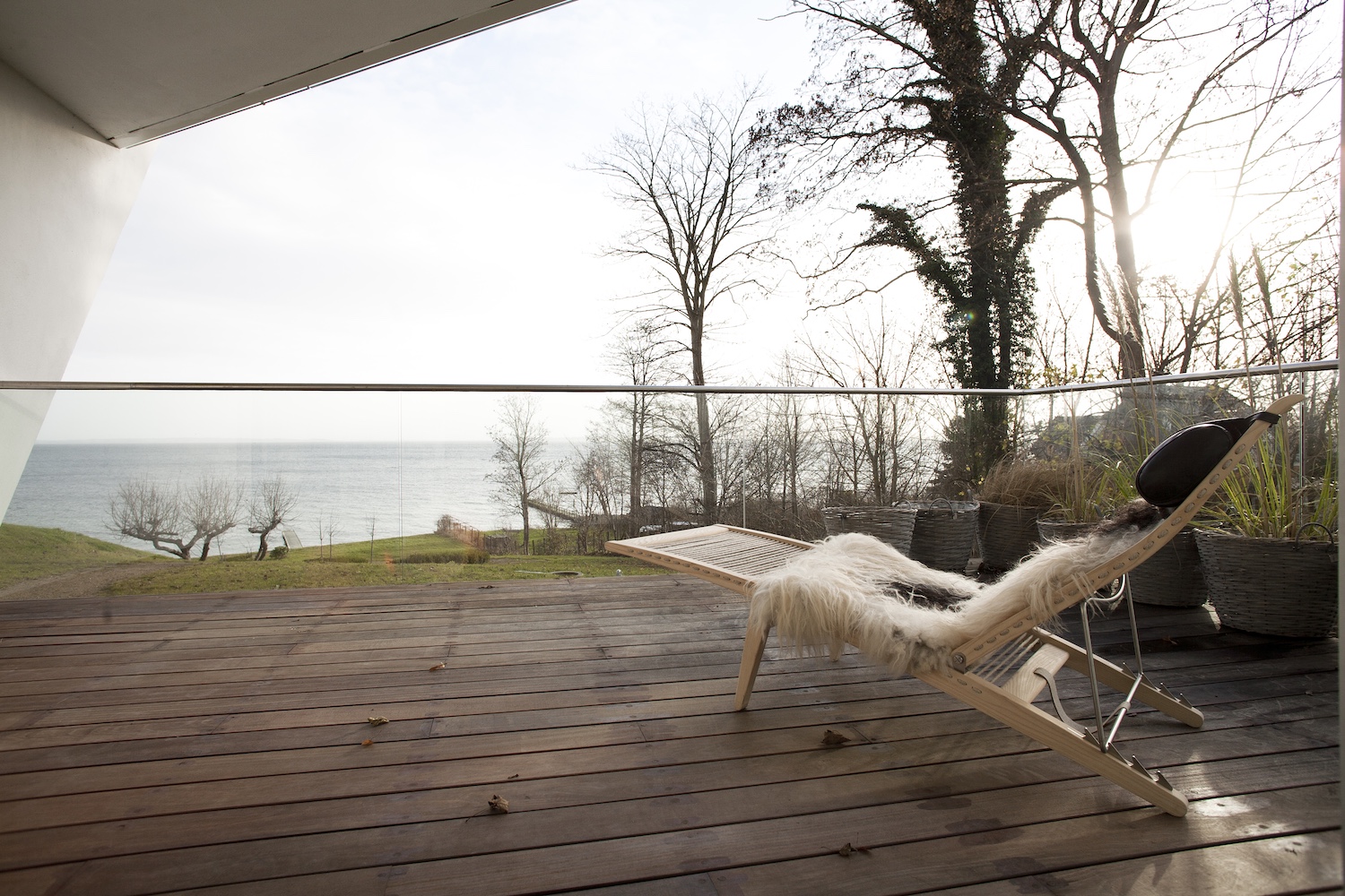 pp_mobler_wegner_pp524_deck_chair_lifestyle-2