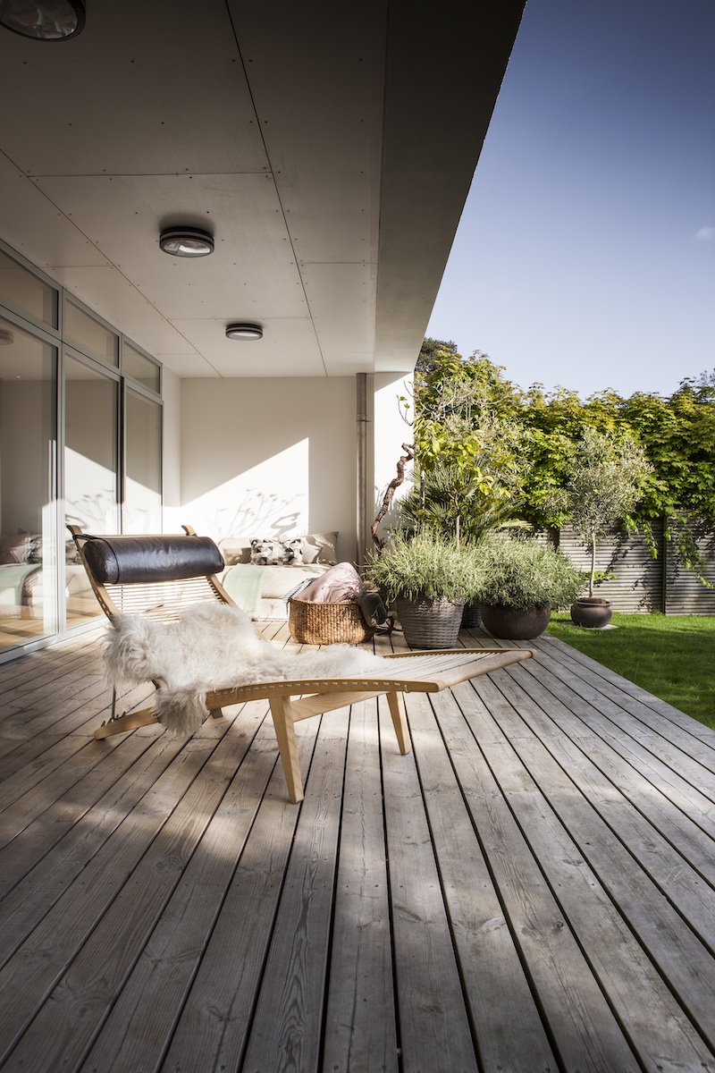 pp_mobler_wegner_pp524_deck_chair_lifestyle-3