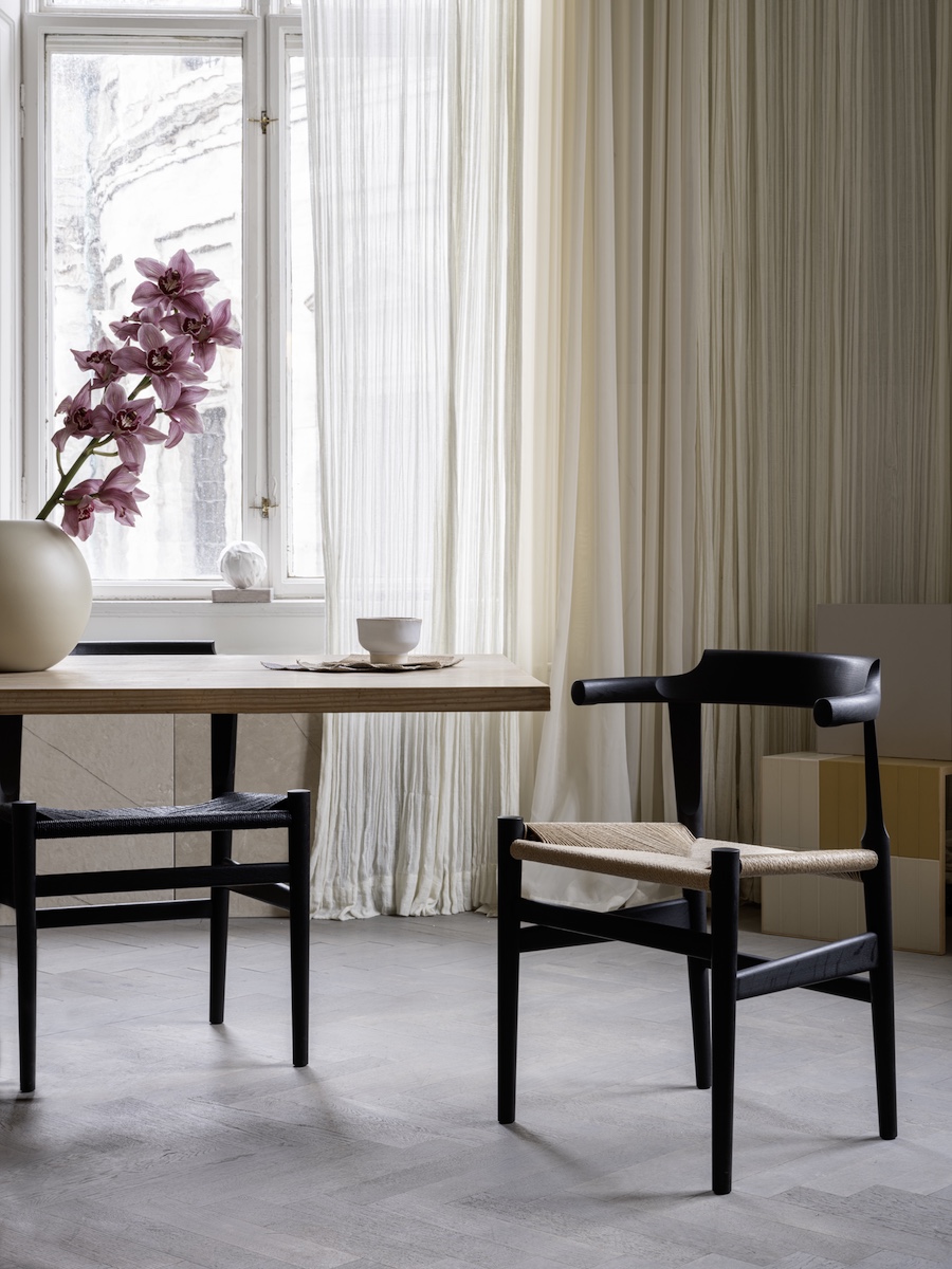 pp_mobler_wegner_pp68_final_chair_black_lifestyle-2