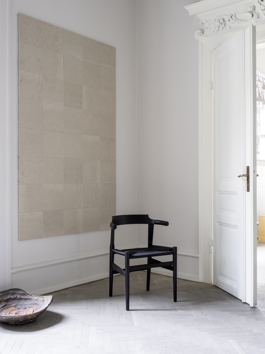pp_mobler_wegner_pp68_final_chair_black_lifestyle-6