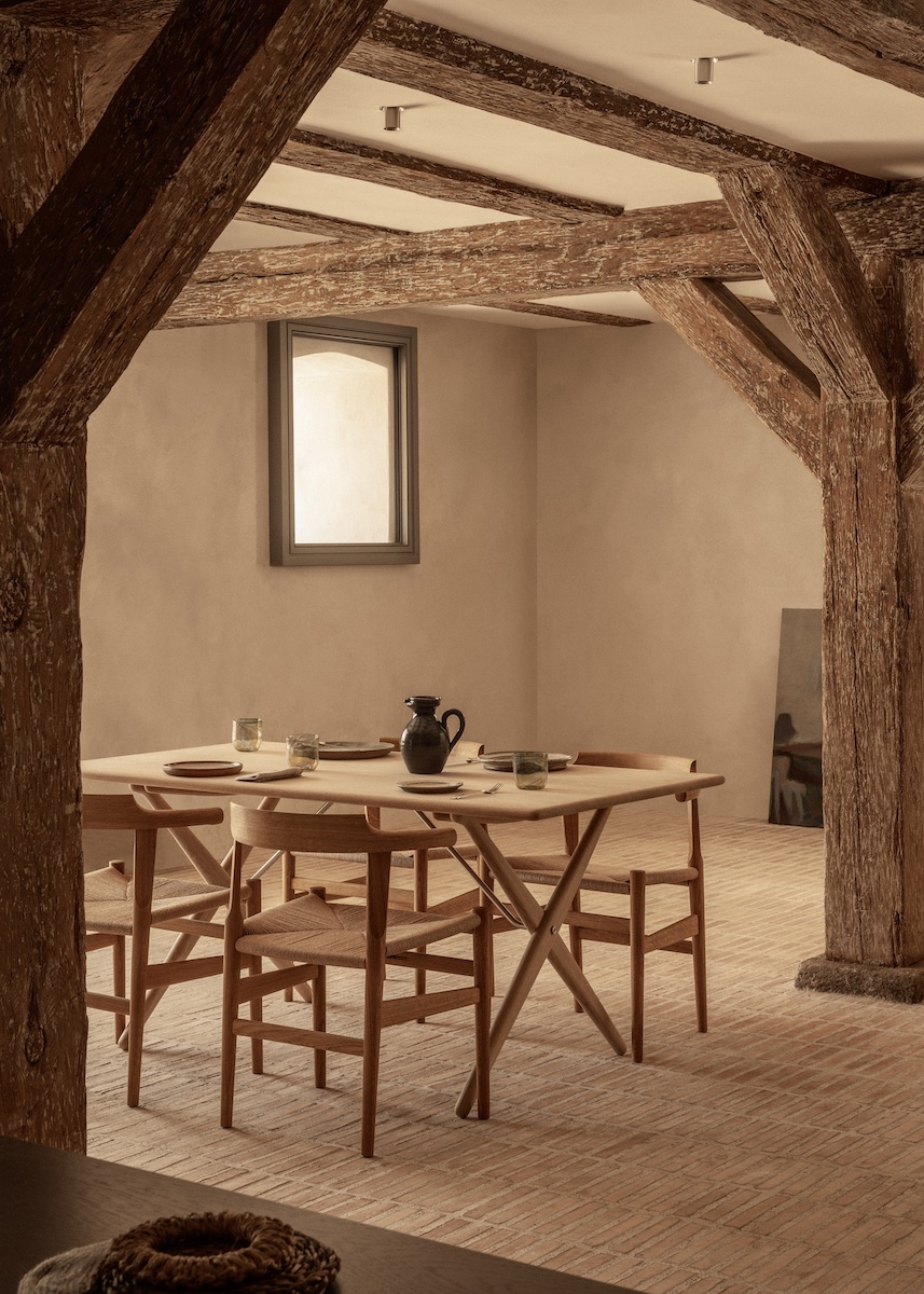 pp_mobler_wegner_pp68_final_chair_oak_oil_pp85_cross_legged_table_oak_soap_lifestyle-1